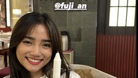 Melalui unggahan Instagram story, salah satu temannya memberi selamat ulang tahun. Fuji tampak sedang memegang kue soes berwarna cokelat lengkap dengan lilin pilar yang tertusuk diatas kue. Foto: Instagram @diofilemon