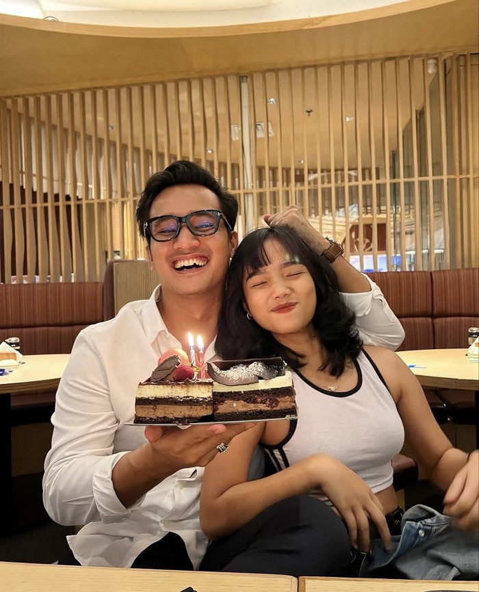 Fuji Ulang Tahun ke-21, Dapat Kejutan Kue Unik hingga Soes