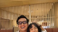 Sebelum kepergian sang kakak, Febri Adriansyah, Fuji tampaknya sering merayakan ulang tahun bersama. Seperti ini kenangan saat kakaknya berulang tahun dan diberi kejutan kue ulang cokelat. Foto: Instagram @fuji_an