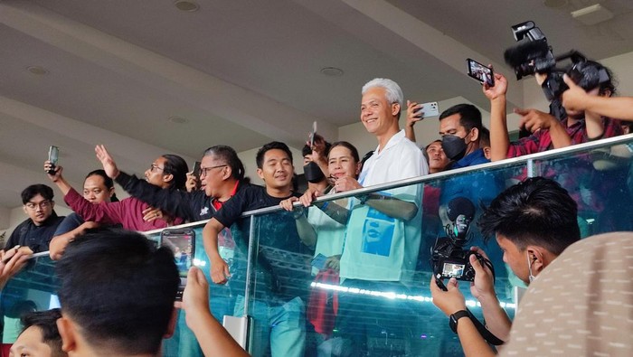 Ganjar Pranowo saat nonton final liga kampung Soekarno Cup di GBK
