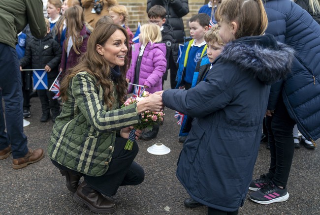 Jaket tersebut hadir dalam motif tartan atau kota-kotak khas rumah mode asal Inggris itu. Di situs belanja daring My Theresa, jaket berbahan diamond-quilted ini mencapai US$ 1.350 atau sekitar Rp 21 juta. (Foto: Jane Barlow/Pool via AP)