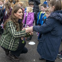 Jaket tersebut hadir dalam motif tartan atau kota-kotak khas rumah mode asal Inggris itu. Di situs belanja daring My Theresa, jaket berbahan diamond-quilted ini mencapai US$ 1.350 atau sekitar Rp 21 juta. (Foto: Jane Barlow/Pool via AP)