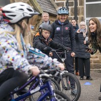 Turut melengkapi gayanya, baju rajut turtleneck, jeans berpotongan bootcut, dan sepasang boots Chelsea dari Reiss. (Foto: Jane Barlow/Pool via AP)