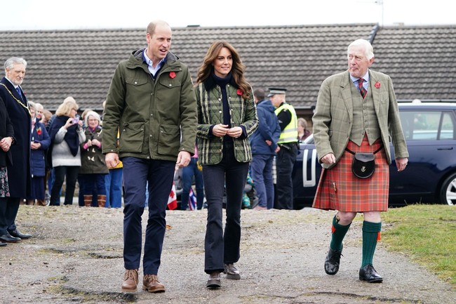Senada dengan Kate, Pangeran William juga memakai jaket parka berwarna hijau lumut. (Foto: Jane Barlow/Pool via AP)