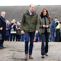 Senada dengan Kate, Pangeran William juga memakai jaket parka berwarna hijau lumut. (Foto: Jane Barlow/Pool via AP)