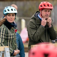 Pangeran William dan Putri Wales Kate Middelton melakukan lawatan ke Moray, Skotlandia. Pada Kamis (2/11/2023), mereka menyambangi Outfit Moray, sebuah organisasi amal pemenang penghargaan yang fokus membina anak-anak muda dengan kegiatan di alam terbuka. (Foto: Jane Barlow/Pool via AP)