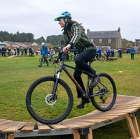 Seperti biasa, penampilan ibu tiga anak ini selalu memukau. Kali ini, jaket hijau militer keluaran Burberry jadi andalan. (Foto: Jane Barlow/Pool via AP)