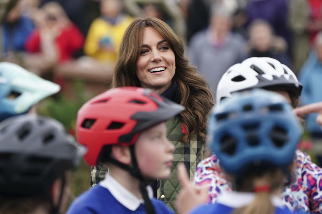 Kate juga menyematkan pin bunga poppy merah di jaketnya. Menurut Harper’s Bazaar, keluarga Kerajaan Inggris memakai pin tersebut sejak 1921 sebagai bentuk penghormatan bagi tentara yang gugur di medan perang. (Foto: Jane Barlow/Pool via AP)