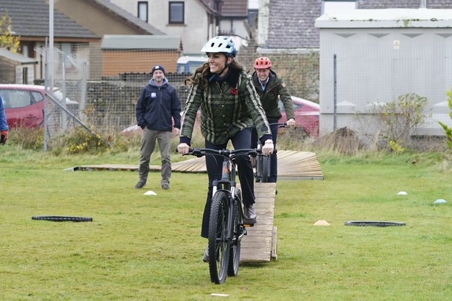 Dalam kunjungannya, Kate Middleton juga berkesempatan bermain sepeda bicycle motorcross alias BMX. Begitu pula dengan pangeran William. (Foto: Jane Barlow/Pool via AP)