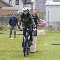 Dalam kunjungannya, Kate Middleton juga berkesempatan bermain sepeda bicycle motorcross alias BMX. Begitu pula dengan pangeran William. (Foto: Jane Barlow/Pool via AP)