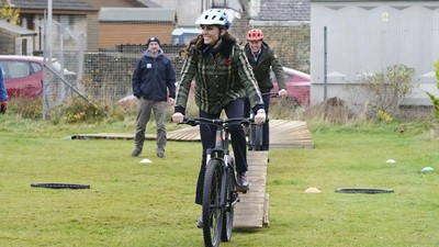 Foto: Aksi Kate Middleton Jadi Anak BMX, Pakai Jaket Rp 21 Juta