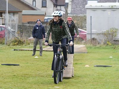 Foto: Aksi Kate Middleton Jadi Anak BMX, Pakai Jaket Rp 21 Juta