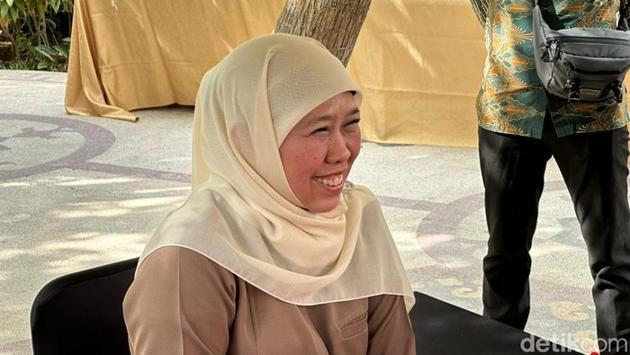 Gubernur Khofifah saat bernyanyi Ikan Dalam Kolam