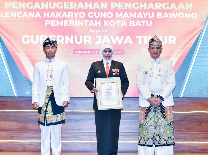 Gubernur Khofifah Terima Lencana Hakaryo Guno Mamayu Bawono