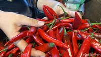 Tidak hanya cabai rawit yang mengalami kenaikan, harga cabai merah pun juga mengalami kenaikan perkilo mencapai Rp 35 ribu.