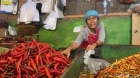 Akibat harga yang melambung tinggi, pedangang pun harus putar  otak agar stok tidak cepat habis dan mengalami kerugian.