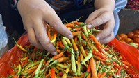 Para pedagang di Pasar Pabean mengungkapkan bahwa harga cabai terus mengalami kenaikan beberapa waktu ke belakang.