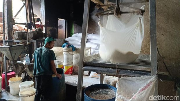 Melonjaknya harga kedelai membuat sejumlah perajin tahu di Jakarta terdampak. Omzet para perajin turun hingga 20%.