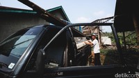 Keluarga H Irsyad tampak memindahkan sejumlah perabotan rumah tangga untuk sementara waktu pindah ketempat baru. Keluarga tersebut merupakan salah satu keluarga yang masih belum mendapatkan hak atas kepemilikan tanah mereka. Keluarga H Irsyad merupakan keluarga terakhir yang meninggalkan kampung Karian.