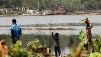 Meski pemerintah akan mulai meresmikan dan memfungsikan Waduk Kariyan pada Desember ini, masih ada permasalahan yang harus segera diselesaikan seperti ganti rugi tanah dan bangunan. Ada beberapa warga yang harus membuat tempat tinggal baru mereka agar tetap bisa melanjutkan hidupnya.