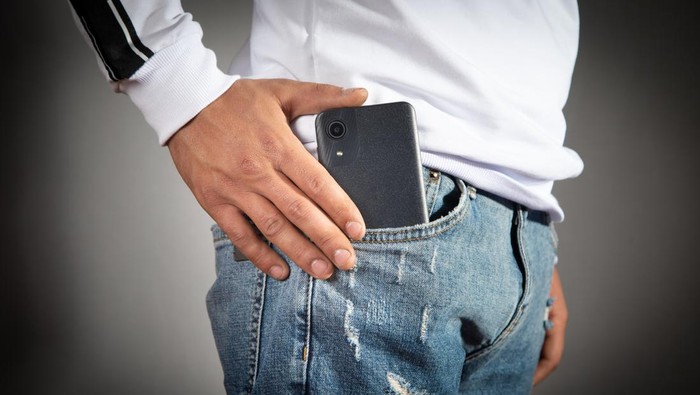 Ilustrasi Ponsel di Saku Celana