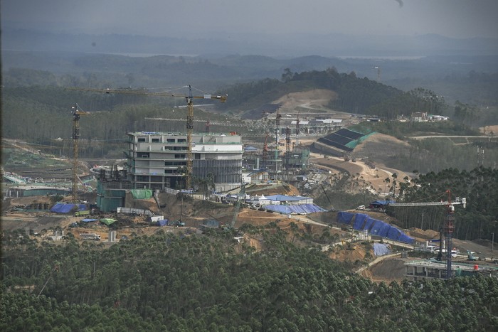 Suasana pembangunan di Kawasan Inti Pusat Pemerintahan (KIPP) Ibu Kota Negara (IKN) Nusantara, Penajam Paser Utara, Kalimantan Timur, Kamis (2/11/2023). Presiden Joko Widodo mengatakan nilai investasi di IKN telah mencapai Rp45 triliun dari dalam negeri. ANTARA FOTO/Hafidz Mubarak A/foc.