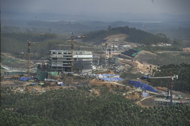 Suasana pembangunan di Kawasan Inti Pusat Pemerintahan (KIPP) Ibu Kota Negara (IKN) Nusantara, Penajam Paser Utara, Kalimantan Timur, Kamis (2/11/2023). Presiden Joko Widodo mengatakan nilai investasi di IKN telah mencapai Rp45 triliun dari dalam negeri. ANTARA FOTO/Hafidz Mubarak A/foc.