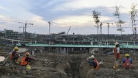 Tampak para pekerja tengah menyelesaikan berbagai proyek di IKN Nusantara. 