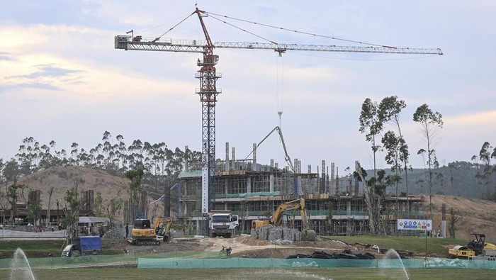 Suasana pembangunan di Kawasan Inti Pusat Pemerintahan (KIPP) Ibu Kota Negara (IKN) Nusantara, Penajam Paser Utara, Kalimantan Timur, Kamis (2/11/2023). Presiden Joko Widodo mengatakan nilai investasi di IKN telah mencapai Rp45 triliun dari dalam negeri. ANTARA FOTO/Hafidz Mubarak A/foc.