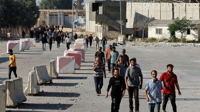 Israel Pulangkan Pekerja Palestina Asal Gaza, Begini Momennya