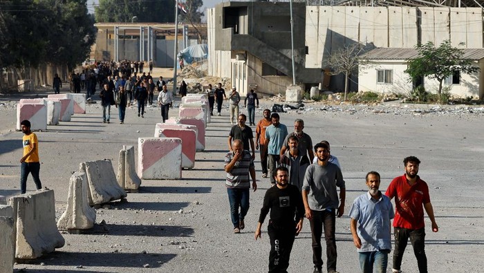 ISRAEL-PALESTINIANS/GAZA-WORKERS Palestinian labourers, who were in Israel during the Hamas October 7 attack, embrace as they arrive at the Rafah border after being sent back by Israel to the strip, in the southern Gaza Strip, November 3, 2023. REUTERS/Ibraheem Abu Mustafa