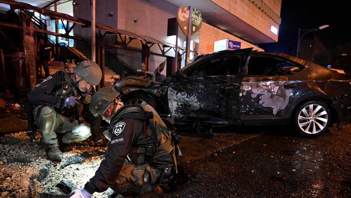 Israeli police inspect the scene of a rocket strike in the Israeli border town Kiryat Shmona, Israel November 2, 2023. REUTERS/Rami Shlush    ISRAEL OUT. NO COMMERCIAL OR EDITORIAL SALES IN ISRAEL
