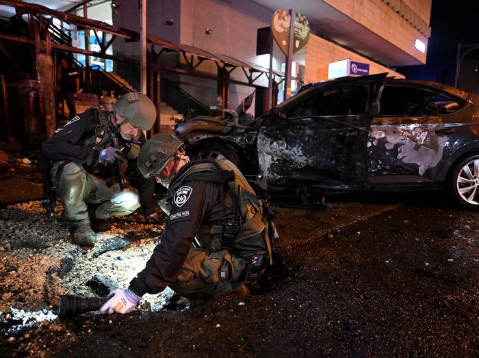 Israeli police inspect the scene of a rocket strike in the Israeli border town Kiryat Shmona, Israel November 2, 2023. REUTERS/Rami Shlush    ISRAEL OUT. NO COMMERCIAL OR EDITORIAL SALES IN ISRAEL