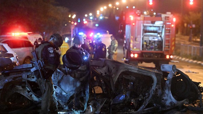 Israeli police inspect the scene of a rocket strike in the Israeli border town Kiryat Shmona, Israel November 2, 2023. REUTERS/Rami Shlush    ISRAEL OUT. NO COMMERCIAL OR EDITORIAL SALES IN ISRAEL