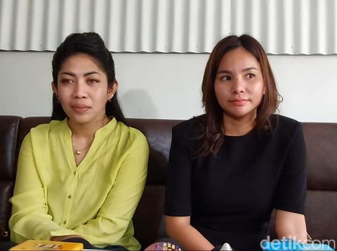 Ayu Soraya (kanan) saat konferensi pers soal hubungan suaminya dengan Dinar Candy, Jumat (2/11/2023).