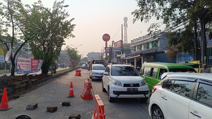Jalan Mayor Oking, Cibinong, Kabupaten Bogor, Jawa Barat, pagi hari tadi. (Rizky/detikcom)