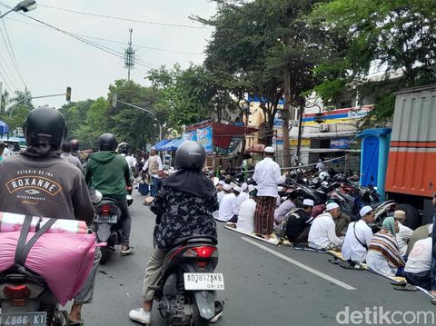 Jemaah salat Jumat di pelataran Masjid Assegaf, Jalan Kapten Mulyadi, Solo, lokasi haul Habib Ali ke-112, Jumat (3/11/2023).