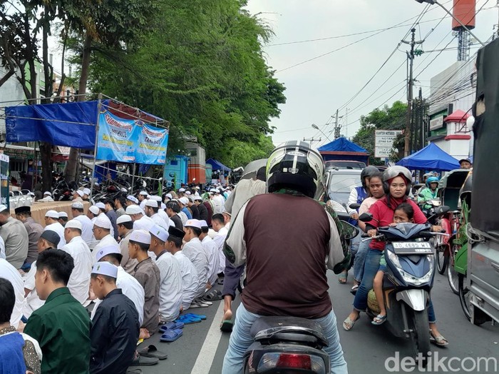 Jemaah salat Jumat di pelataran Masjid Assegaf, Jalan Kapten Mulyadi, Solo, lokasi haul Habib Ali ke-112, Jumat (3/11/2023).