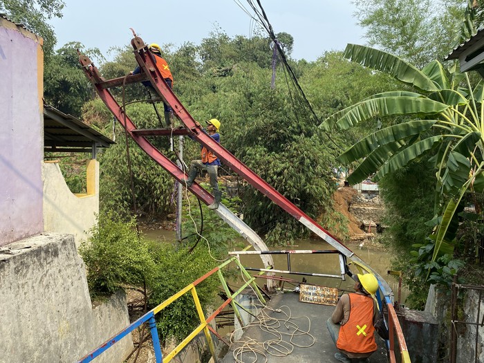 Jembatan gantung roboh di Depok (Devi/detikcom)