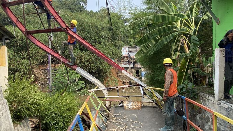 Jembatan gantung roboh di Depok (Devi/detikcom)