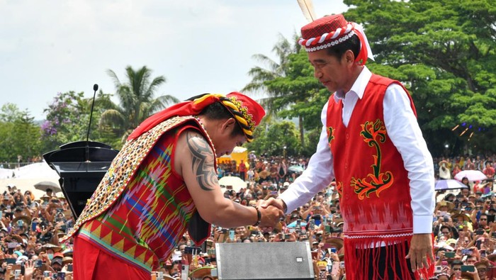 Jokowi Dapat Gelar Adat dari Suku Dayak Kutai Barat (Vico/Biro Pers Sekretariat Presiden)