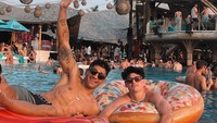 Jorge Martin bersama pebalap Moto2 Fermin Aldeguer. Mereka bersantai di Finns Beach Club. Foto: Dok. Instagram @88jorgemartin