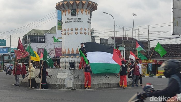 Kader Muhammadiyah saat melangsungkan aksi damai dukung Palestina di Simpang Lima Karangnongko, Wates, Kulon Progo, Jumat (3/11/2023) sore.