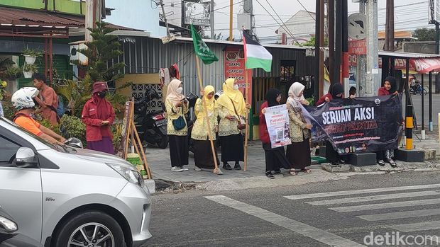 Kader Muhammadiyah saat melangsungkan aksi damai dukung Palestina di Simpang Lima Karangnongko, Wates, Kulon Progo, Jumat (3/11/2023) sore.
