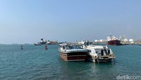 Kafe tersebut menawarkan pemandangan alam yang indah, yakni laut dan kapal-kapal yang hilir mudik. Foto: detikcom
