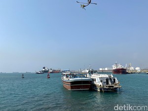 Ngopi Cantik di Kafe dengan Pemandangan Kapal Laut