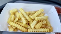 Kami memesan coffee latte dengan karakteristik rasa kopi yang ringan. Untuk camilan tersedia kentang goreng (Rp 25.000) hingga pisang goreng (Rp 25.000). Foto: detikcom