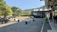 Kafe Tepian Laut yang berlokasi di Cilegon, Merak, Banten tengah ramai jadi destinasi banyak orang. Foto: detikcom