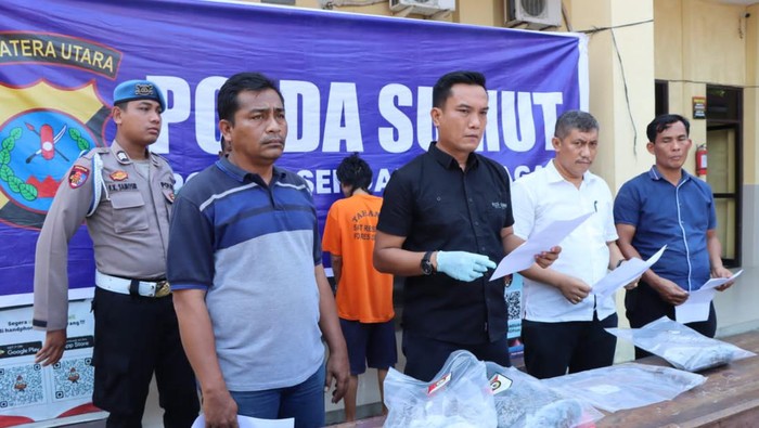 Kasi Humas Polres Sergai Ipda Brimen saat memaparkan kasus keponakan bunuh paman.