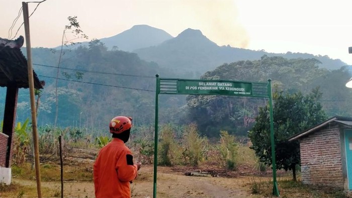 Kebakaran Gunung Penanggungan Tersisa di Puncak Bayangan